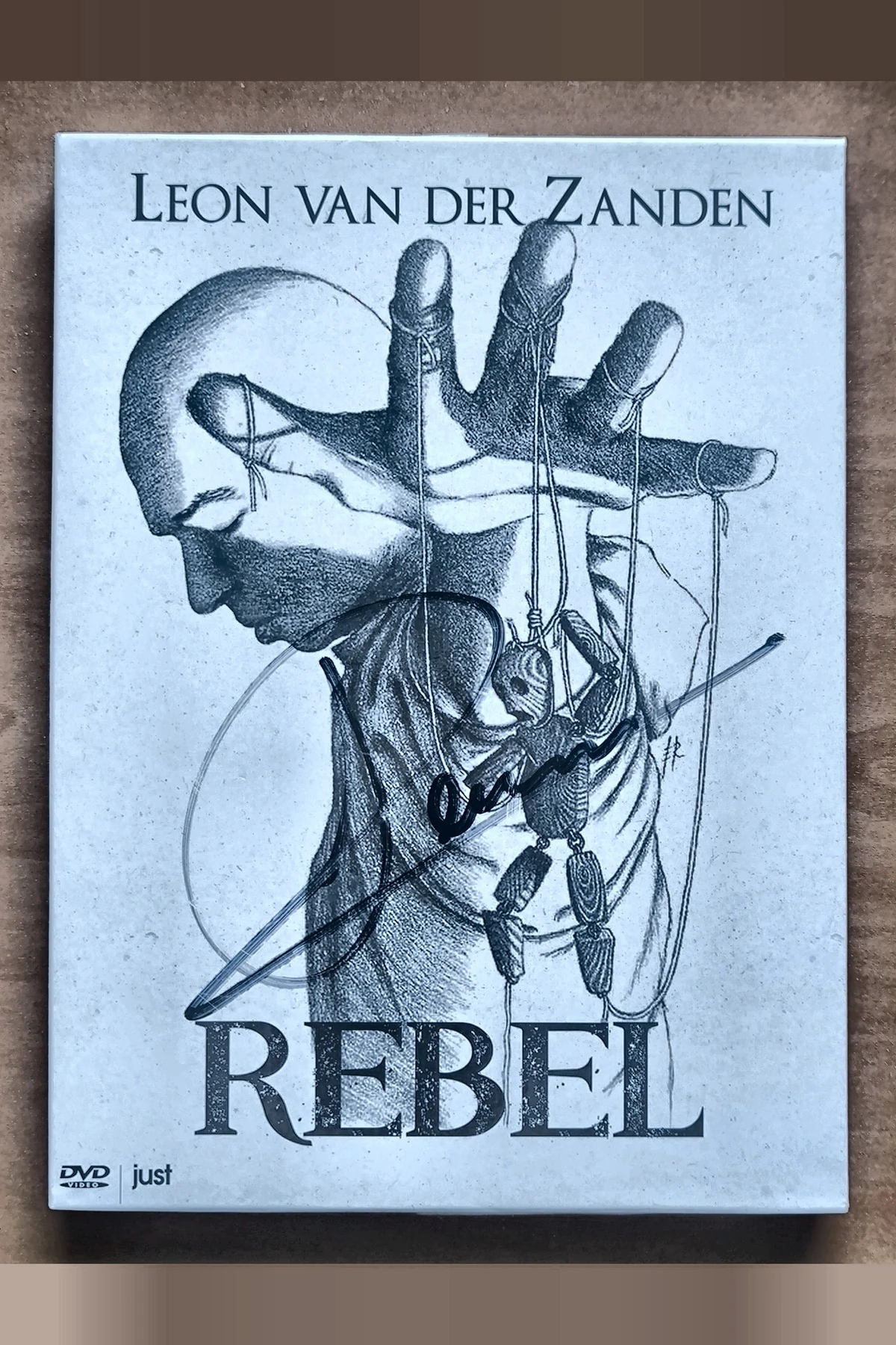 Rebel - Voorkant