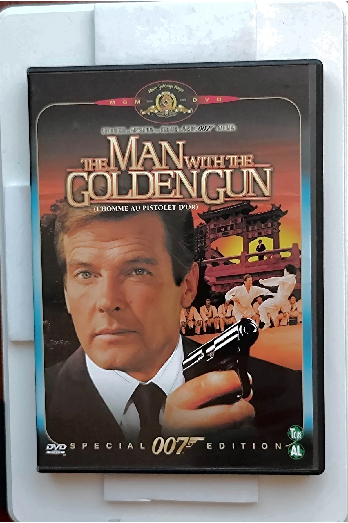 The Man with the Golden Gun - Voorkant
