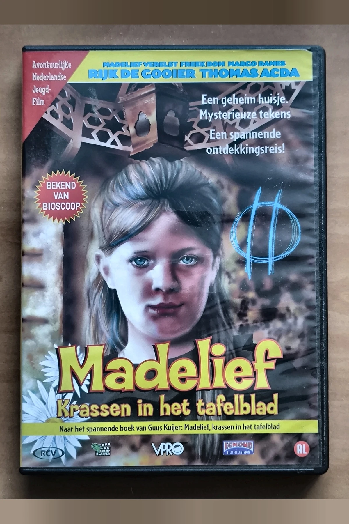 Madelief: Krassen in het tafelblad - Voorkant
