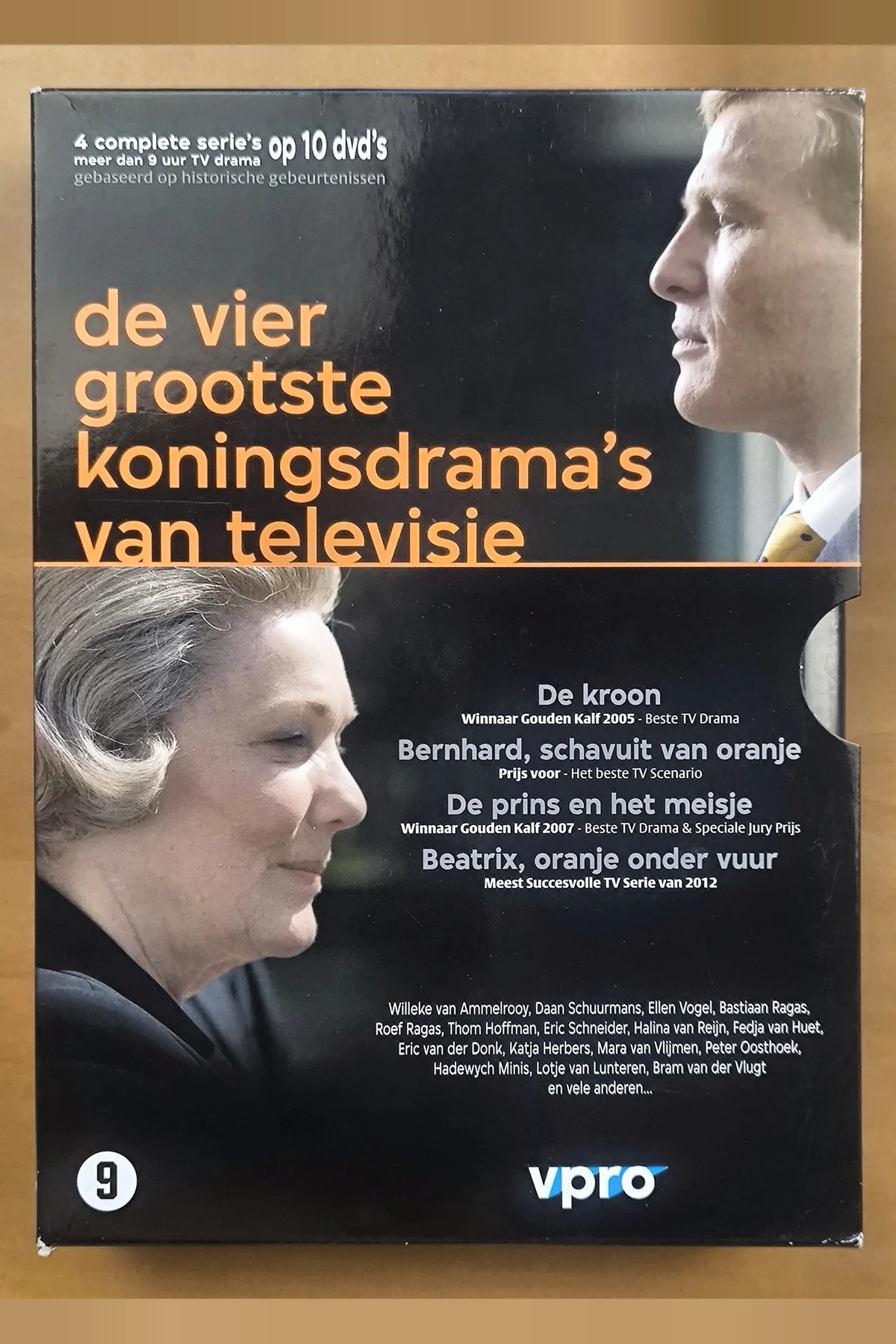 De vier grootste koningsdrama's van televisie De Kroon De Prins en het meisje Bernhard schavuit van oranje Beatrix orangje onder vuur - Voorkant
