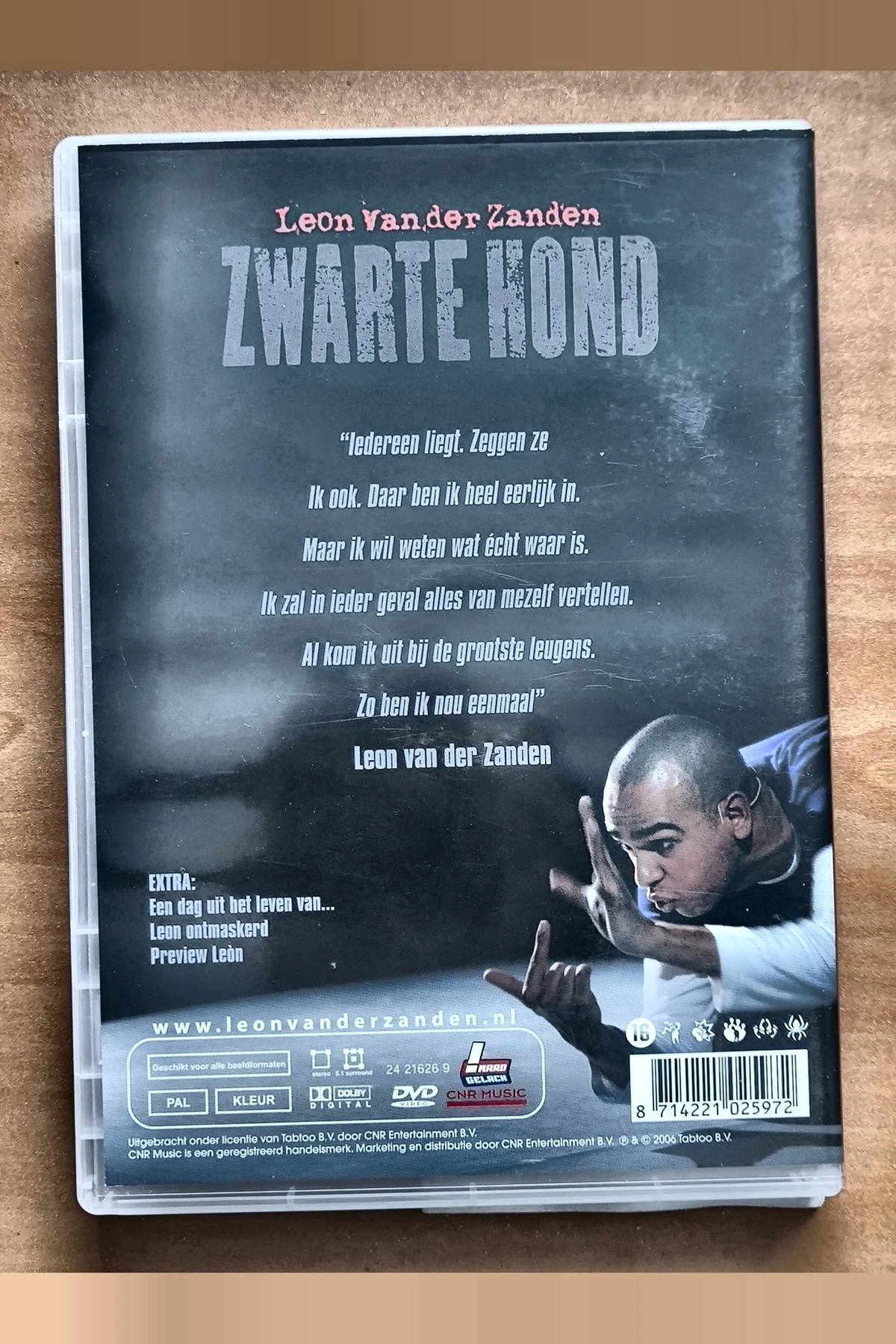 Leon van der Zanden: Zwarte hond - Achterkant